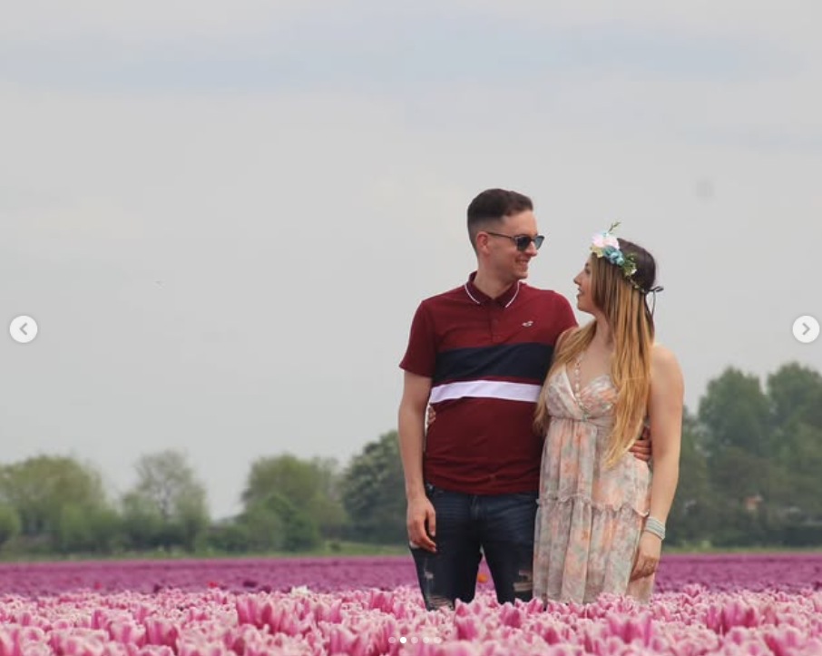 Ander y Ainhoa en el campo de tulipanes